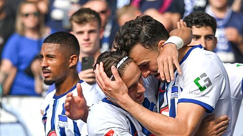 Herthas Haris Tabakovic (r) bejubelt seinen Treffer zum 3:0 mit Michal Karbownik.