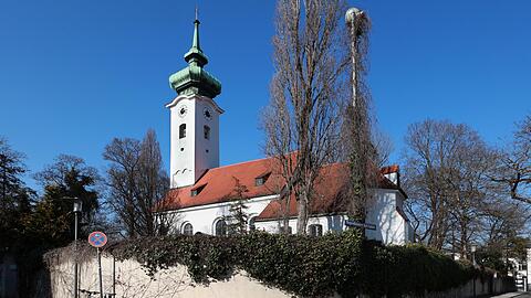 Hier ist Bogenhausen noch ein Dorf: die alte Bogenhauser Pfarrkirche St. Georg am Bogenhauser Kirchplatz.