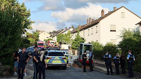Zahlreiche Polizeikräfte kamen nach Alzenau, wo zwei Schwestern in einem Haus gewaltsam zu Tode kamen.
