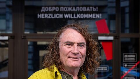 Henry Lindemeier protestiert fast jeden Tag als Ein-Mann-Mahnwache vor dem Russischen Haus.