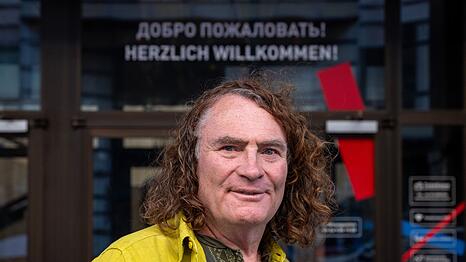 Henry Lindemeier protestiert fast jeden Tag als Ein-Mann-Mahnwache vor dem Russischen Haus.