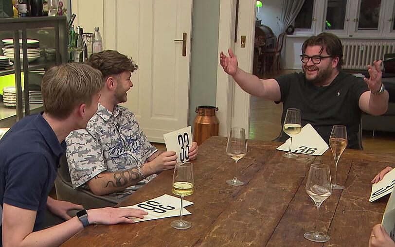 Gregor (41) will seinen Mitgewinner Noah (19) "adoptieren". Gregor (41) will seinen Mitgewinner Noah (19) "adoptieren".