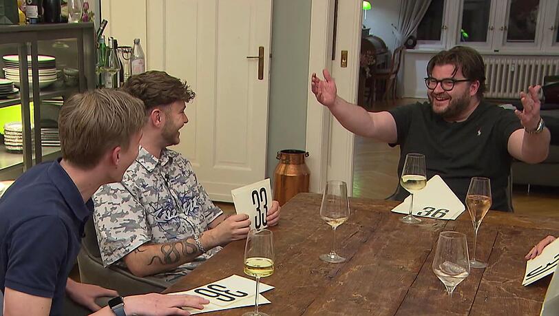 Gregor (41) will seinen Mitgewinner Noah (19) "adoptieren". Gregor (41) will seinen Mitgewinner Noah (19) "adoptieren".