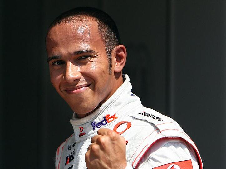 Lewis Hamilton jubelt in Valencia über die Pole.