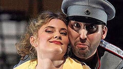 Ines Krapp (Natascha) turtelt mit Daniel Eggert (Soljony).