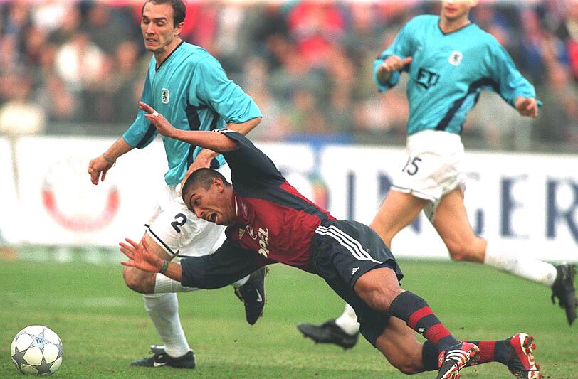 In der darauffolgenden Saison verschwindet der Kragen. Hier bringt Martin Stranzl im Derby der Saison 2001/2002 die Bayern Legende Giovane Élber zu Fall. Am Ende der Saison stehen die Löwen in der Liga auf Platz Neun.