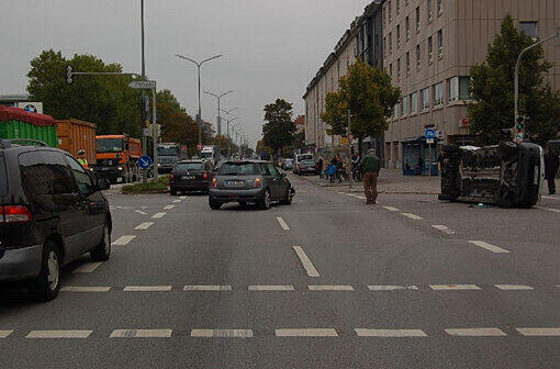 Am Mittwoch wurden drei Personen bei einem Verkehrsunfall auf dem Frankfurter Ring verletzt - der Verursacher war falsch abgebogen.