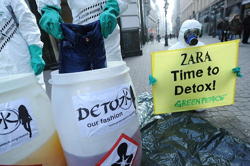 Mit einer Aufsehen erregenden Aktion demonstrieren Greenpeace-Aktivisten in Budapest vor einer Mode-Filiale gegen "giftige Garne". Die Bilder.