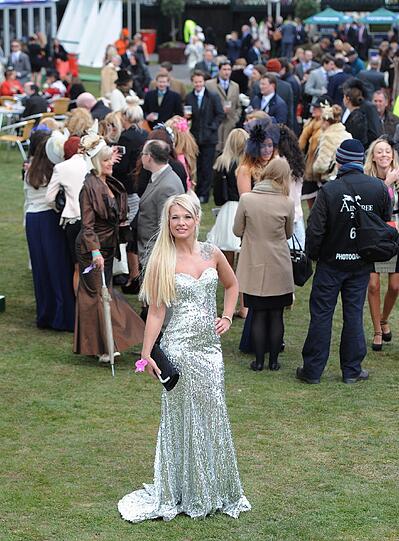 Ladies Day! Für die feinen Damen in England Tradition. Auf dem Aintree-Pferderennkurs bretzeln sich die Frauen ordentlich auf machen ausgelassen Party. Die Bilder vom schrägen Society-Event.