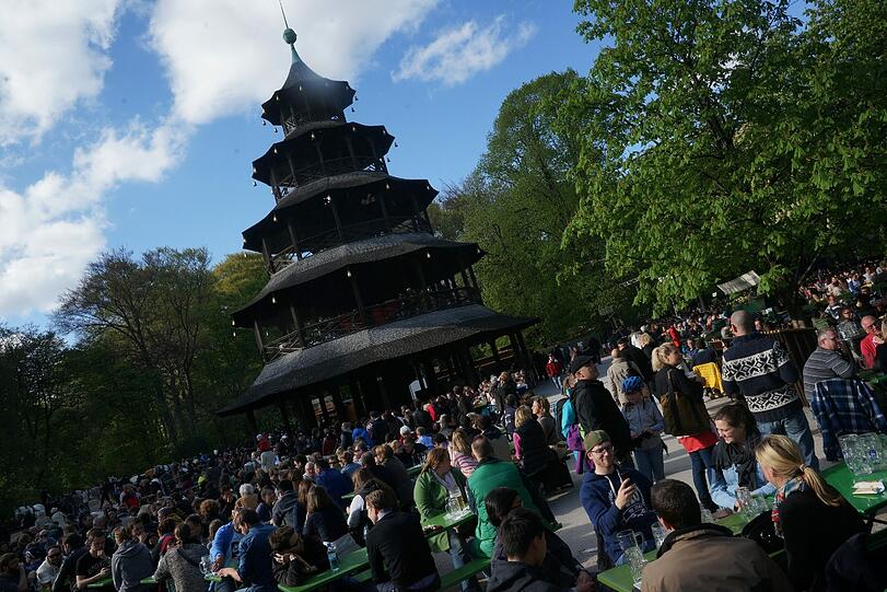 Ostern 2014 in München: AZ-Fotograf Daniel von Loeper hat am Wochenende die Biergärten, die Isar, den Tierpark und den Englischen Garten besucht und tolle Fotos gemacht. So schön war das Osterwochenende...