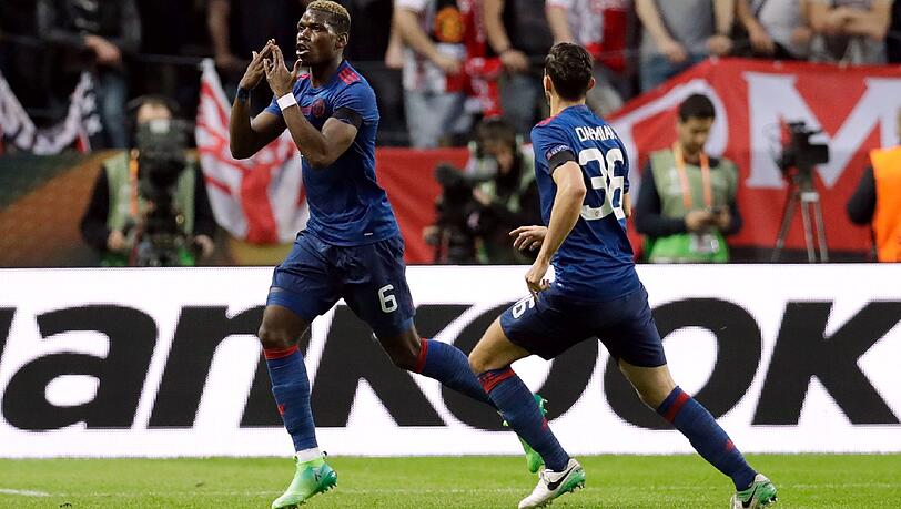 Torschütze Paul Pogba (l) und Matteo Darmian von Manchester United bejubeln das 0:1. Torschütze Paul Pogba (l) und Matteo Darmian von Manchester United bejubeln das 0:1.