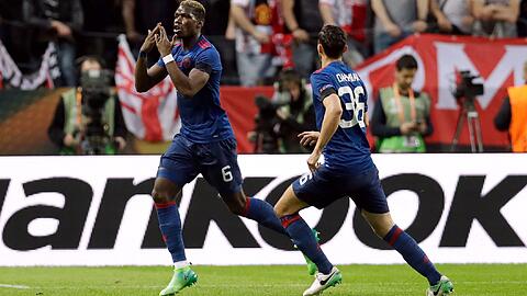 Torschütze Paul Pogba (l) und Matteo Darmian von Manchester United bejubeln das 0:1.
