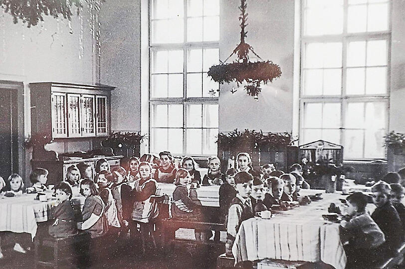 Links die Mädchen, rechts die Buben: der Speisesaal in den 50er Jahren. Heute steht links eine Bühne, der Raum ist ein Veranstaltungssaal.