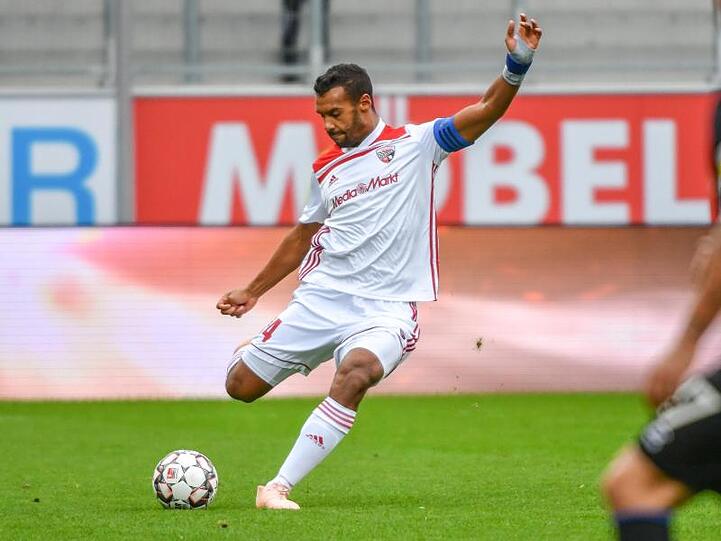 Marvin Matip von Ingolstadt am Ball. Foto: Armin Weigel/Archiv