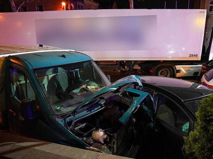 Blechknäuel: Neben dem Fahrer des gestohlenen Lasters wurden acht weitere Menschen leicht verletzt.
