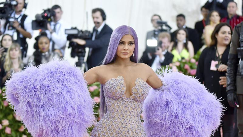 Nach der Emmy-Verleihung musste Kylie Jenner jetzt auch die Pariser Fashion Week absagen. Nach der Emmy-Verleihung musste Kylie Jenner jetzt auch die Pariser Fashion Week absagen.