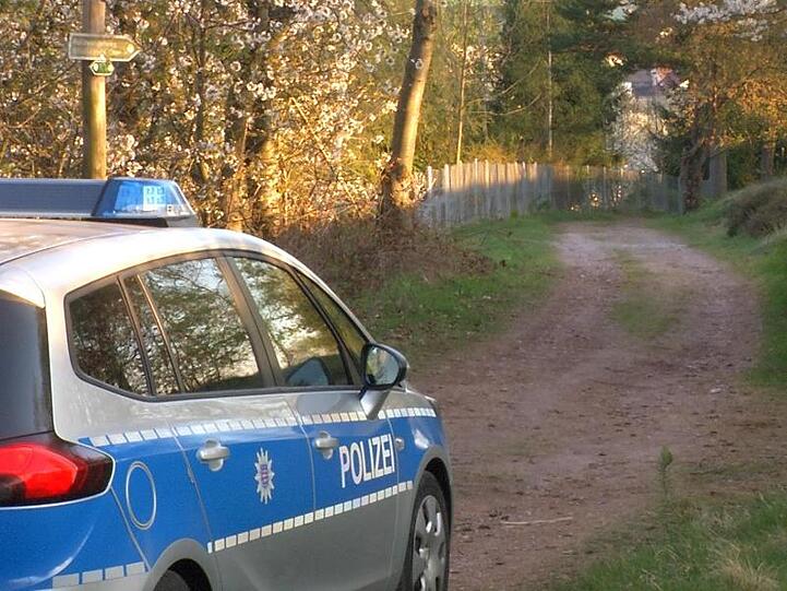 Die Polizei untersucht die Region des Fundorts.