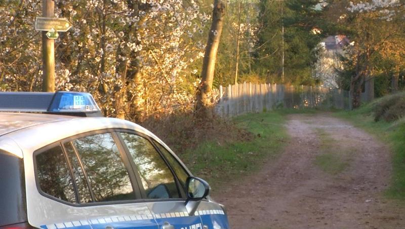Die Polizei untersucht die Region des Fundorts. Die Polizei untersucht die Region des Fundorts.