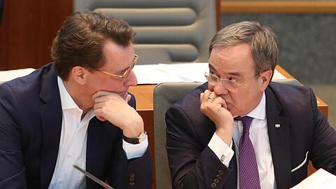 Armin Laschet empfiehlt NRW-Verkehrsminister Hendrik Wüst (l) als seinen Nachfolger im Amt des Ministerpräsidenten.