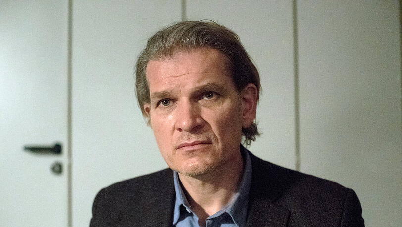 Schauspieler Götz Otto als Karl-Heinz Weinhardt in einer Szene aus "Warum". Schauspieler Götz Otto als Karl-Heinz Weinhardt in einer Szene aus "Warum".