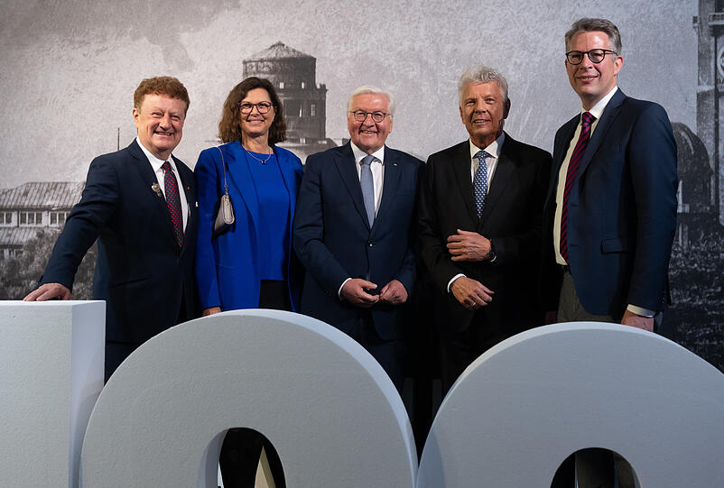 Feiern den 100. des Deutschen Museums (v. l.): Museumsdirektor Wolfgang M. Heckl, Landtagspräsidentin Ilse Aigner (CSU), Bundespräsident Frank-Walter Steinmeier, OB Dieter Reiter (SPD), Bayerns Wissenschaftsminister Markus Blume (CSU).