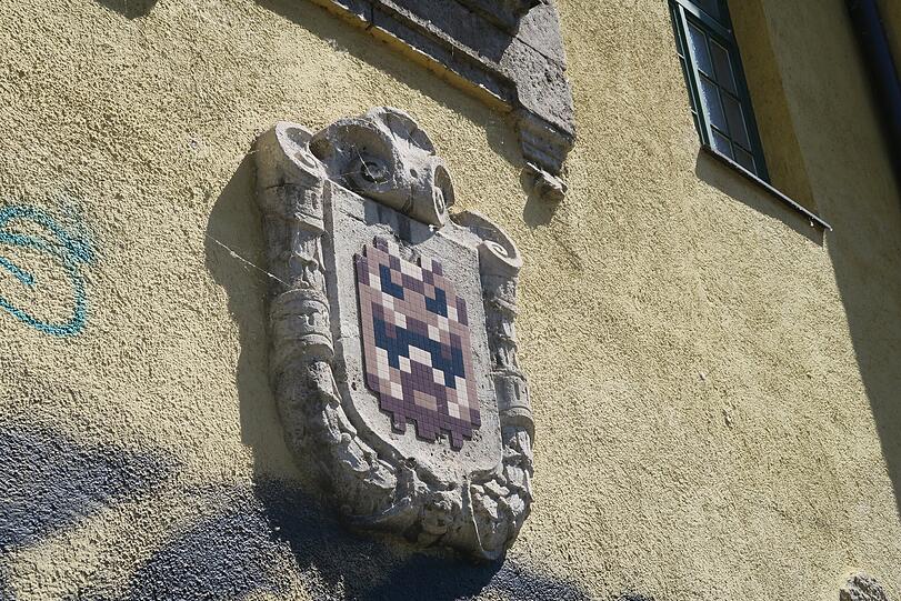 Pixelkunst: Mini-Monster am Müllerschen Volksbad von "Invader".
