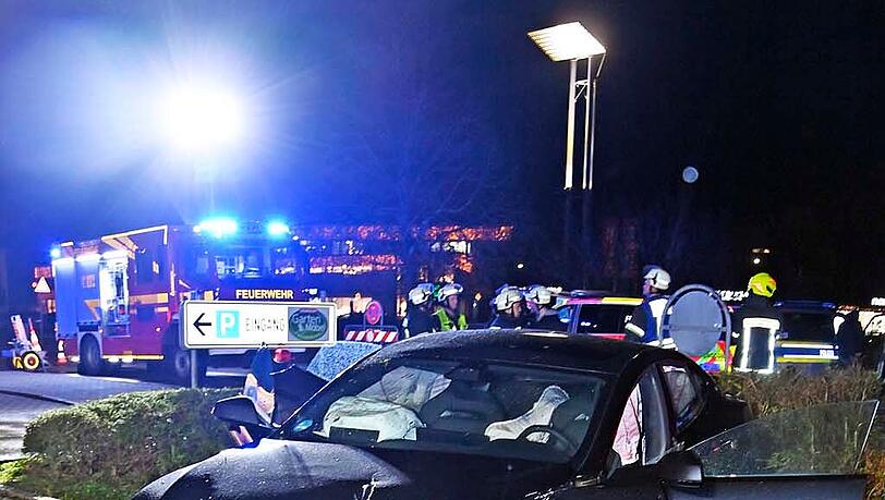 Ende einer Tesla-Testfahrt: Der Unfallverursacher überstand den Crash unbeschadet, sein Beifahrer wurde leicht verletzt. Die Polizei schätzt den Gesamtschaden auf etwa 100.000 Euro.