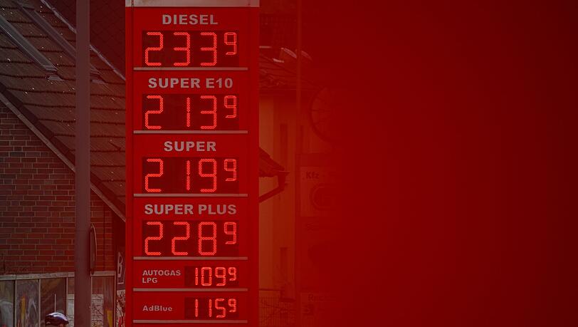 An der Tankstelle bekommen die Menschen die Folgen des Iran-Kriegs zu sp&uuml;ren. (Archivbild)