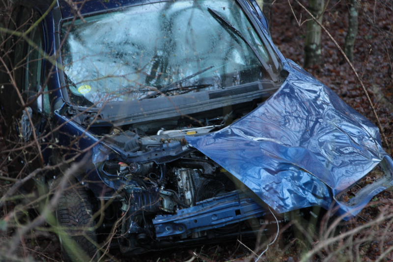 Unglaublich: Aus diesem Wrack entkam der Fahrer mit nur leichten Verletzungen. Wegen Glatteis war er eine Böschung hinab geschossen. Die Bilder von der Unfallstelle!