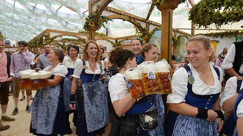 Die Wiesn-Bedienungen verdienen so gut, dass sie die 16 Festtage durcharbeiten wollen.