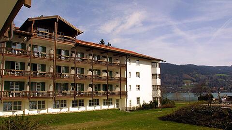 Der Medical Park St. Hubertus am Tegernsee, eine bekannte Fachklinik für Sportmedizin, Orthopädie und Traumatologie in Bad Wiessee.