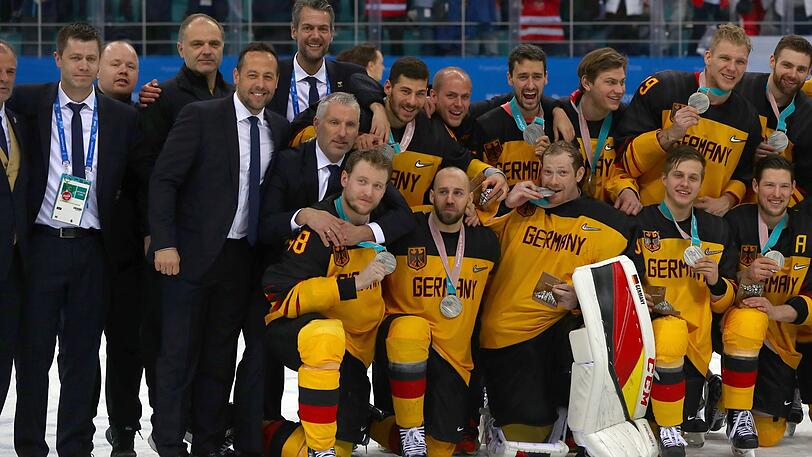 DIE GEWINNER DES SPORTJAHRES 2018 - MARCO STURM: 55,5 Sekunden fehlen - so knapp schrammt Deutschland bei Olympia im Finale gegen den haushohen Favoriten Russland an Eishockey-Gold und der zuvor unvorstellbaren Sensation vorbei. Trainer Marco Sturm macht aus den Cracks ein bärenstarkes Team und beschert dem Land einen regelrechten Hype. Für ihn persönlich öffnet sich die Tür zur NHL. Dort arbeitet er seit November als Co-Trainer in Los Angeles.