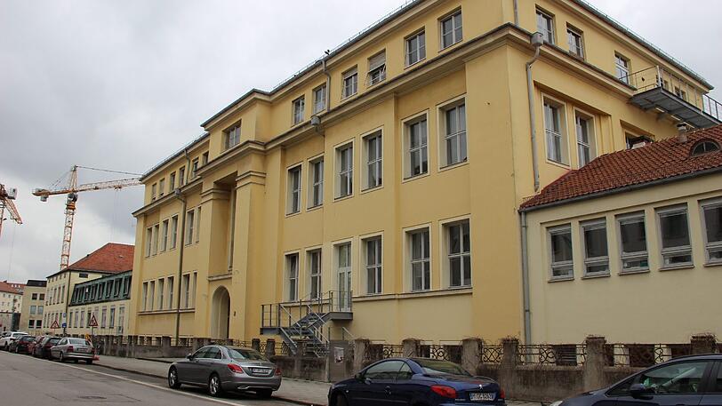 Dieses Gebäude muss bald abgerissen werden. Bis 2030 soll der Physik-Campus fertig sein.