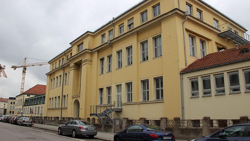 Dieses Gebäude muss bald abgerissen werden. Bis 2030 soll der Physik-Campus fertig sein. Dieses Gebäude muss bald abgerissen werden. Bis 2030 soll der Physik-Campus fertig sein.