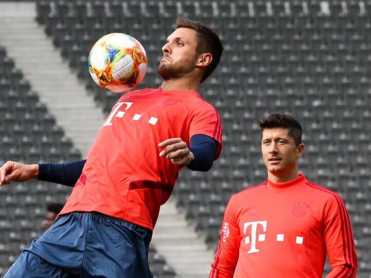Münchens Torwart Sven Ulreich und Robert Lewandowski (r) beim Abschlusstraining. Foto: Christian Charisius/Archiv