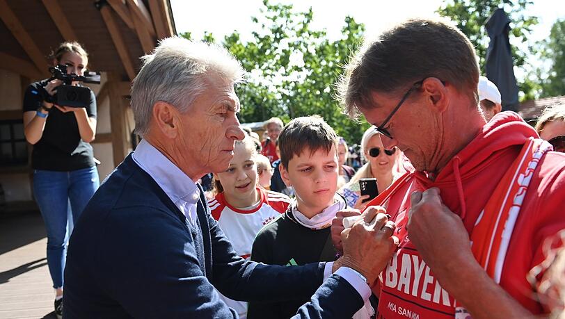 Autogramme für die vielen Fans: Klaus Augenthaler in Signierlaune. Autogramme für die vielen Fans: Klaus Augenthaler in Signierlaune.