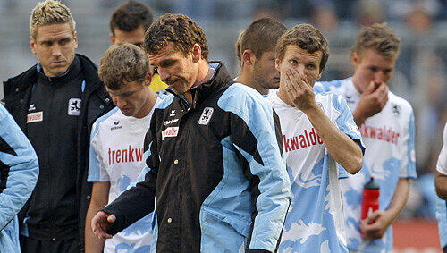 Der Blick geht nach unten.1860-Trainer Marco Kurz und seine Kicker wissen nach dem 1:1, dass selbst bessere Leistungen von ihnen nicht mehr ausreichen, um in der 2. Liga gegen Teams wie Ingolstadt zu gewinnen. Der Blick geht nach unten.1860-Trainer Marco Kurz und seine Kicker wissen nach dem 1:1, dass selbst bessere Leistungen von ihnen nicht mehr ausreichen, um in der 2. Liga gegen Teams wie Ingolstadt zu gewinnen.