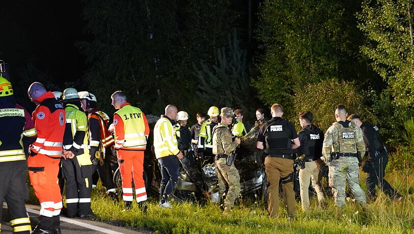 Bei einem Autounfall in Bayern ist ein 21-jähriger US-Soldat ums Leben gekommen.