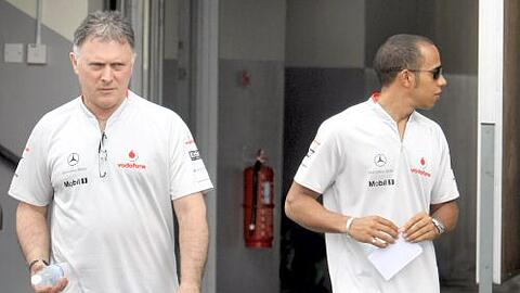 Lewis Hamilton (re.) und Dave Ryan gehen künftig getrennte Wege. McLaren suspendierte den Teammamanger.