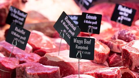 Je h&ouml;her die Inflationsrate, umso geringer die Kaufkraft der Menschen. Das sp&uuml;ren Verbraucher zum Beispiel beim Lebensmittelkauf.