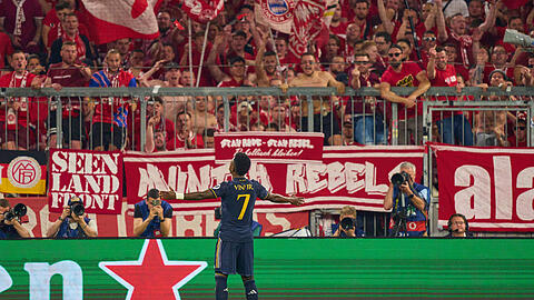 Hinter dieser Bande m&uuml;sste sich alles abgespielt haben. Nach einem kleinen Platzsturm kurz vor Ende der Partie Bayern M&uuml;nchen gegen Real Madrid haben sich offenbar Fotojournalisten verletzt.