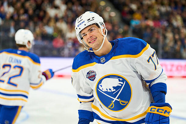 NHL-Star JJ Peterka (hier noch im Trikot der Buffalo Sabres) kommt 2027 mit den Boston Bruins zurück in seine Geburtsstadt. NHL-Star JJ Peterka (hier noch im Trikot der Buffalo Sabres) kommt 2027 mit den Boston Bruins zurück in seine Geburtsstadt.