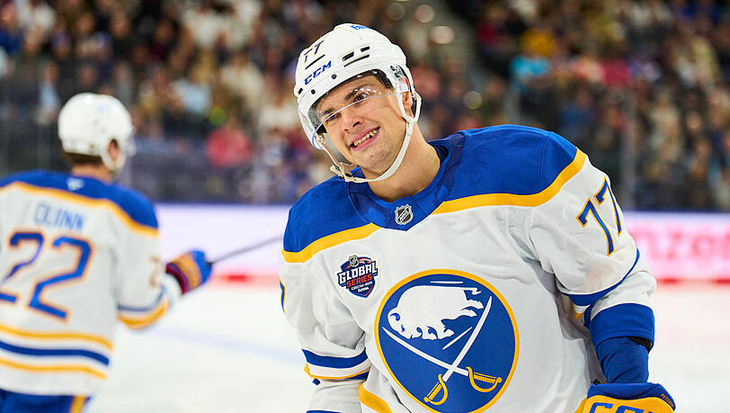 NHL-Star JJ Peterka (hier noch im Trikot der Buffalo Sabres) kommt 2027 mit den Boston Bruins zurück in seine Geburtsstadt. NHL-Star JJ Peterka (hier noch im Trikot der Buffalo Sabres) kommt 2027 mit den Boston Bruins zurück in seine Geburtsstadt.