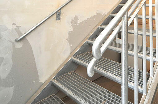 Der Bub war eine Treppe hinuntergestürzt und starb an Hirnblutungen. (Symbolbild)
