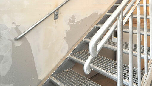 Der Bub war eine Treppe hinuntergestürzt und starb an Hirnblutungen. (Symbolbild) Der Bub war eine Treppe hinuntergestürzt und starb an Hirnblutungen. (Symbolbild)