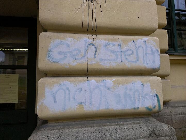 Hirnbefreite Reime am Wahllokal in der Tumblingerstraße: &bdquo;Geh stehlen, nicht wählen&ldquo;. Pumuckl hatte Unrecht: Nicht alles was sich reimt, ist gut! Im Laufe des Vormittags hat jemand versucht, die Schmiererei zu überpinseln &ndash; mit mäßigem Erfolg, wie man sieht.