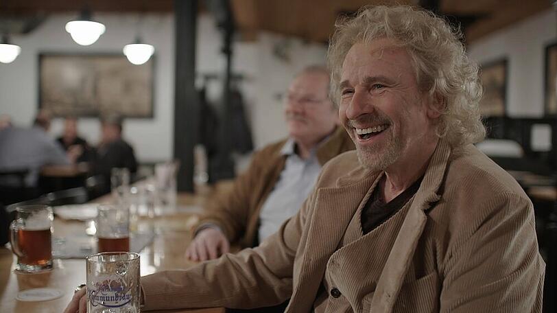 Nach einem langen Drehtag in Kulmbach gibt es für Thomas Gottschalk zum Feierabend ein Bierchen mit alten Freunden