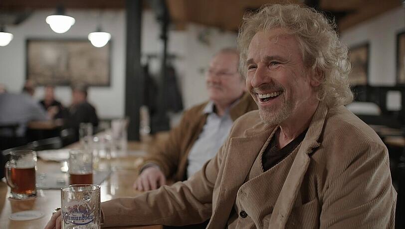 Nach einem langen Drehtag in Kulmbach gibt es für Thomas Gottschalk zum Feierabend ein Bierchen mit alten Freunden