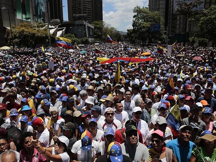 Tausende Menschen protestieren in Caracas gegen die venezolanische Regierung.