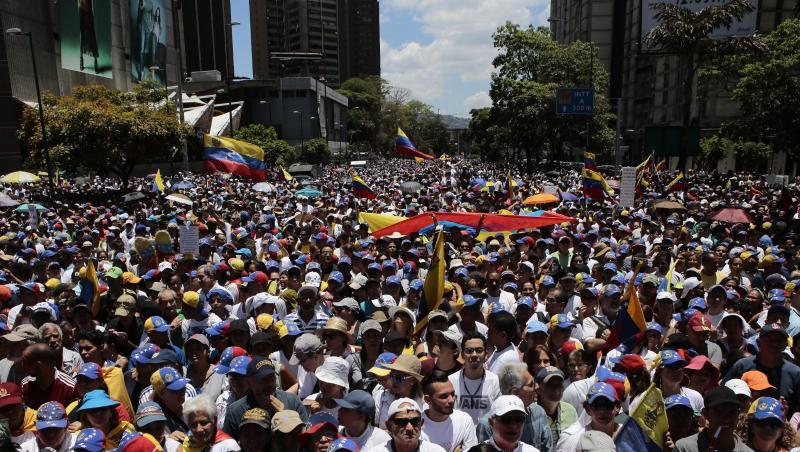 Tausende Menschen protestieren in Caracas gegen die venezolanische Regierung. Tausende Menschen protestieren in Caracas gegen die venezolanische Regierung.